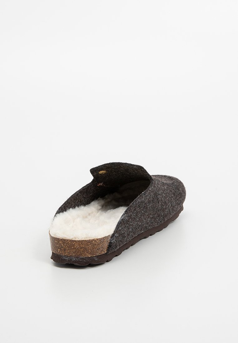 Bruine vilten slipper met een zachte witte voering, open achterkant ontwerp, gestructureerde bovenkant en een kurkachtige zool voor comfort en ondersteuning.