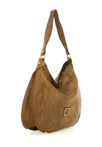 Borsa a spalla in pelle marrone con texture liscia, forma curva, accessori in metallo dorato e un patch decorativo con borchie sul davanti.