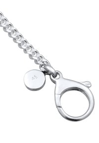 Silverkedja med ovala länkar, ett stort karbinlås och en rund berlock märkta "925" för sterlingsilver.