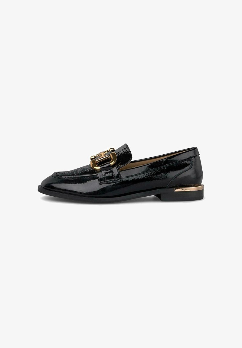 Schwarze Lackleder-Loafer mit einem goldfarbenen Hardware-Akzent und einem niedrigen Blockabsatz. Glatte Textur und spitzes Design.