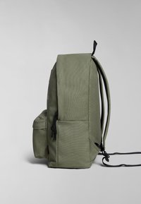 Olivově zelený batoh vyrobený z odolné tkaniny, s hlavní přihrádkou, přední kapsou, nastavitelnými popruhy a stahovací šňůrkou.