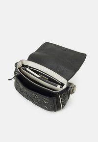 Borsa a tracolla in pelle nera con motivo floreale in rilievo, interno grigio, scomparti con zip e chiusura magnetica. Include una tracolla regolabile.