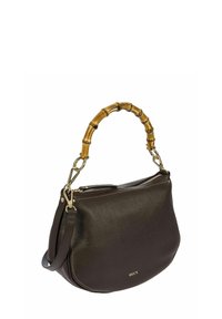 Sac à main en cuir marron avec une surface texturée, poignée en bambou et accents en métal doré. Il dispose d'une fermeture éclair et d'une bandoulière amovible.