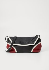Svart og rødt lærveske med en brettet design, teksturert overflate, hvite detaljer, lang stropp og en strukturert, plisserte form.