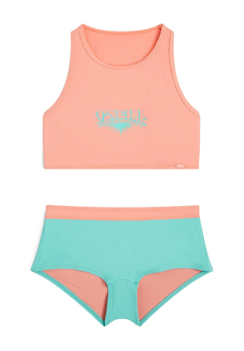 To-delt badedrakt inkluderer en korallfarget tank topp med blå logo og en høyt liv bikini bunn delt i korall og turkise farger.