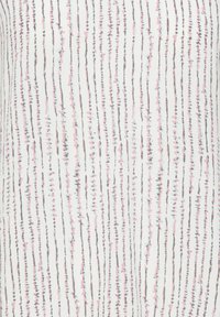 Tessuto con linee verticali in rosa, grigio e azzurro pallido su uno sfondo bianco, creando un design texture e a motivi.
