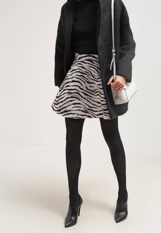 ELISABETTA FRANCHI ホワイトスカート サイズ40 ELISABETTA FRANCHI(エリザベッタ フランキ) スカート