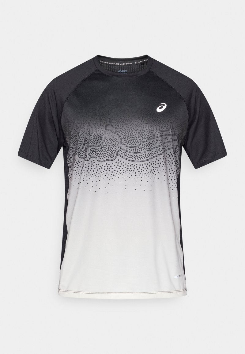 T-shirt de sport noir et gris à manches courtes, avec un dégradé et des motifs abstraits, et un petit logo sur la poitrine.