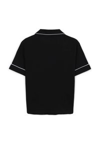 Maglietta nera a maniche corte con colletto, caratterizzata da profili bianchi lungo il colletto e le maniche. Tessuto liscio, vestibilità comoda, retro semplice.