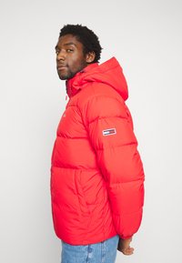 Tommy Jeans ESSENTIAL JACKET - Dunjakker - deep crimson