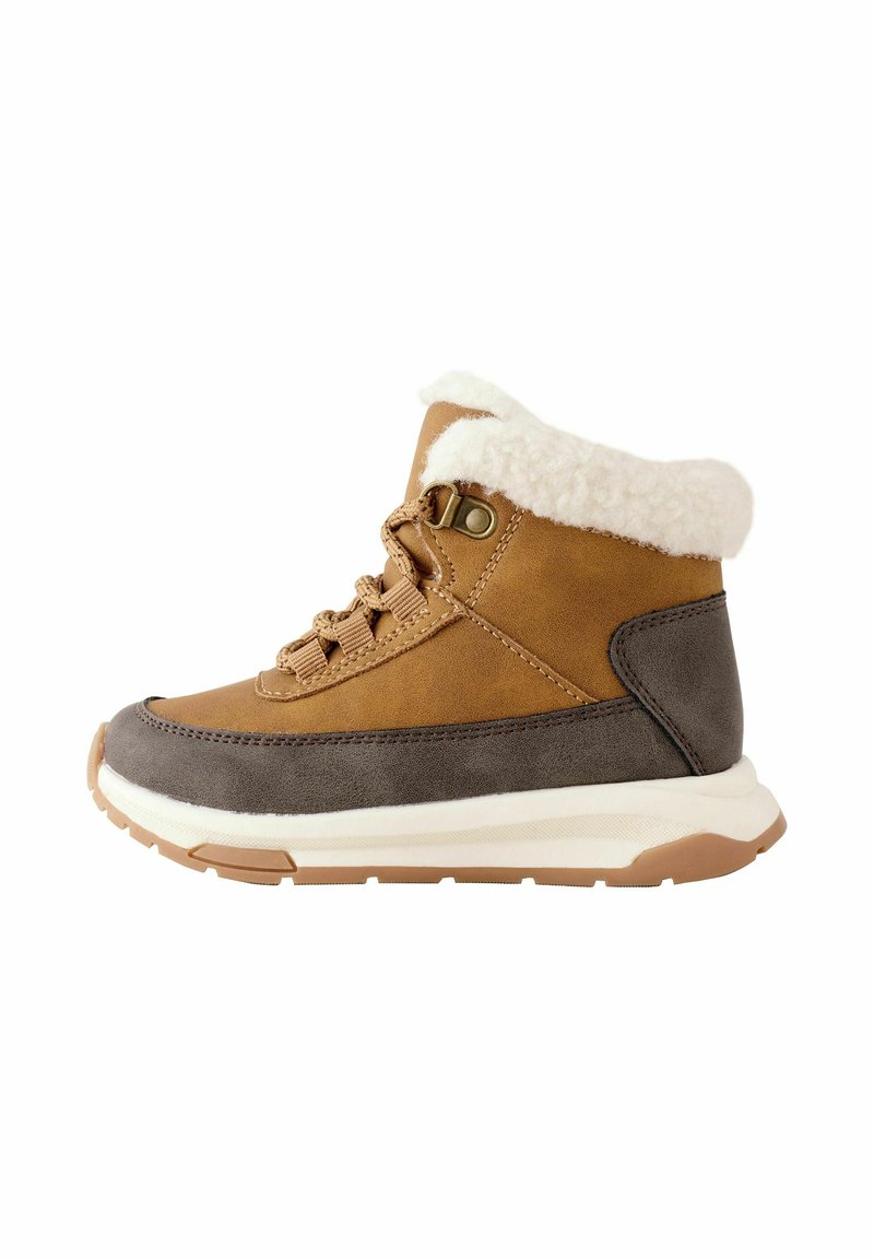 Braune und graue Knöchelstiefel mit einem plüschigen weißen Fellkragen, Schnürdesign und einer strukturierten Gummisohle. Mit goldfarbenen Hardwareakzenten versehen.