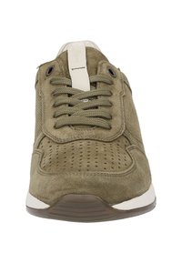 Olivgrüne Wildleder-Sneaker mit durchlochten Design, weißen Akzenten, Stoffschnürsenkeln und runden Ösen. Verfügt über eine Gummisohle für Grip.