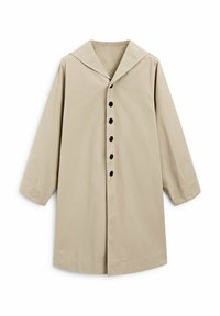 Un manteau beige avec un large col, une fermeture à boutons sur le devant avec des boutons noirs, et des manches longues avec un ourlet droit. Texture de tissu lisse.