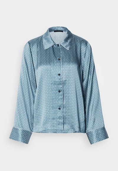 Jasnoniebieska koszula z długim rękawem wykonana z satyny, z małym białym geometrycznym wzorem, kołnierzykiem i zapinana na guziki z kontrastującymi czarnymi guzikami.