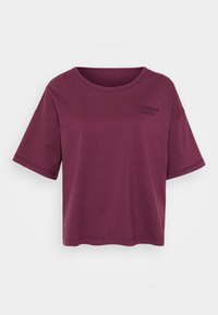 Bordeauxkleurig T-shirt met korte mouwen van zachte katoen, voorzien van een ronde halslijn en een subtiele zwarte logo aan de voorkant. Ontspannen pasvorm.