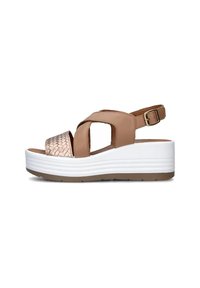 Sandali sintetici marroni con un accento metallico intrecciato. Presentano una suola platform con una base bianca e una strap per la caviglia regolabile.