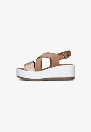 Sandali sintetici marroni con un accento metallico intrecciato. Presentano una suola platform con una base bianca e una strap per la caviglia regolabile.