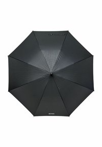 Parapluie noir à huit panneaux, avec une surface texturée et une poignée circulaire. Logo de la marque "BOSS" imprimé sur la toile.