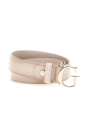Cintura in pelle beige con trama liscia, dotata di una fibbia dorata a forma di "G" e un piccolo bottone a pressione marchiato per la regolazione.