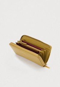 Portofel galben din piele, cu fermoar, deschis, arătând interiorul burgund cu multiple sloturi pentru carduri și un compartiment central cu fermoar pentru monede.