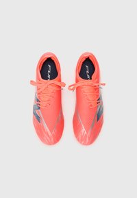 Ghete de fotbal corai strălucitor cu o parte superioară texturată, având modele în zigzag și accente albastre, design ușor și șireturi standard.
