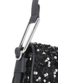 Borsa a spalla nera con paillettes e tracolla in pelle, dotata di accessori in metallo. Presenta paillettes lucide e riflettenti e una clip removibile per un facile trasporto.