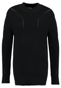 Maglione nero lavorato a maglia con colletto alto, caratterizzato da motivi a coste diagonali e piccoli ritagli sulle spalle. Maniche lunghe e vestibilità rilassata.