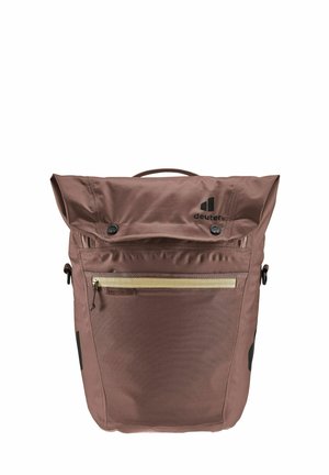 Mochila de tejido marrón con parte superior enrollable y detalles en negro, con un bolsillo frontal con cremallera y logotipo; presenta un material suave y botones de cierre seguros.