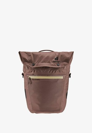 Zaino roll-top in tessuto marrone con accenti neri, tasca frontale con zip e logo; presenta un materiale liscio e bottoni di chiusura sicuri.