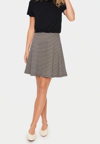 Svart- och vitrutigt kjol, A-linjeform, knälängd, lättviktig tyg, med en subtil textur och utsvängd design.