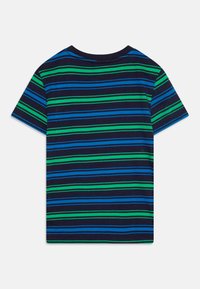 T-shirt à manches courtes avec des rayures horizontales en bleu foncé, vert et bleu clair ; fabriqué en coton avec un col rond et une coupe standard.