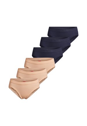 Sześć damskich majtek typu hipster w kolorze beżowym i granatowym, ułożonych w dwóch przesuniętych rzędach na białym tle.