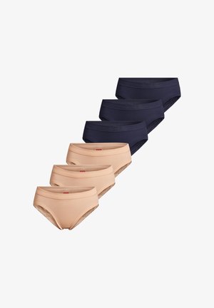 Seks hipster-trusser til kvinder i beige og navyblå, arrangeret i to forskudte rækker på en hvid baggrund.