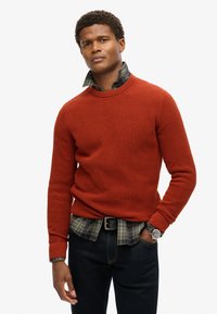 Superdry & Co TEXTURED CREW - Strickpullover - autumnal orange