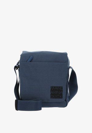Sac messager bleu marine en tissu texturé, doté d'un rabat et d'une sangle réglable. Le logo est embossé sur le devant.