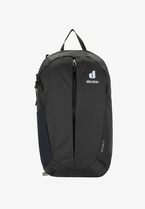 Mochila negra con tejido repelente al agua, diseño elegante, cierre frontal con cremallera y bolsillo de malla lateral. Presenta el logo y el nombre del modelo en la parte frontal.