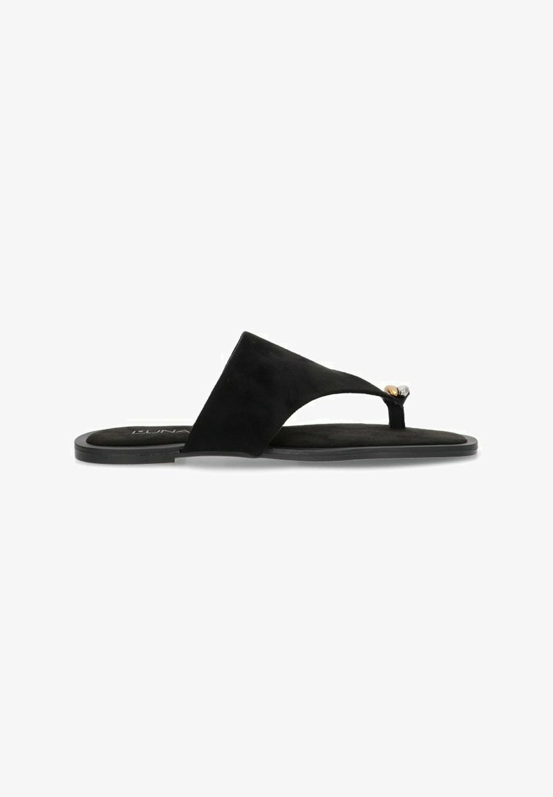 Sandalia de dedo de ante negro con suela plana, diseño minimalista y un acento metálico decorativo cerca de la tira del dedo.