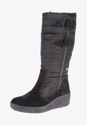Bottes noires montant jusqu'au genou avec un dessus matelassé, comportant deux boucles décoratives et une semelle compensée texturée. Suède doux et matériau durable.