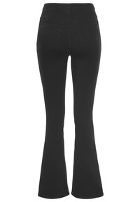 Jean noir évasé en denim avec une texture lisse, doté d'une taille haute et de deux poches arrière. Les jambes s'évasent vers le bas.