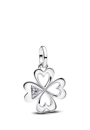 Pendente a quadrifoglio in argento con foglie a forma di cuore e una piccola gemma rotonda incastonata in una delle foglie.