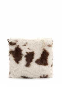 Borsa in pelliccia ecologica con una consistenza morbida, caratterizzata da una base beige chiaro e motivi a macchie di mucca marroni. Forma rettangolare con bordi arrotondati.