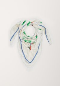 Biały szal w kształcie trójkąta, z zielonymi i czerwonymi wzorami florystycznymi, wykończony niebieskimi i białymi brzegami oraz postrzępionymi końcami.
