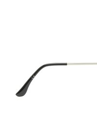 Oprawka okularów przeciwsłonecznych o smukłej, czarnej plastikowej konstrukcji i cienkim, srebrnym metalowym ramieniu. Lekko zakrzywiony koniec dla wygody. Widoczny znak certyfikacji CE.