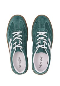 Grüne Wildledersneaker mit weißen Streifen, weißen Schnürsenkeln und Gummisohlen. Verfügt über gestickte Details und ein gepolstertes Innere für Komfort.