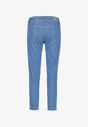 Hellblaue Denim-Jeans mit schmaler Passform, zwei Gesäßtaschen und einem Markenlederpatch am Bund, von hinten gezeigt.