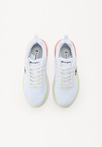 Sneaker atletiche bianche con parte superiore in rete, accenti blu e suole multicolore. Presentano il logo vicino ai lacci e una fodera interna texturizzata.