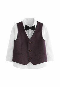 Gilet viola a fantasia con tre bottoni marroni sopra una camicia bianca a maniche lunghe, abbinato a un papillon nero. Nessuna trama visibile.