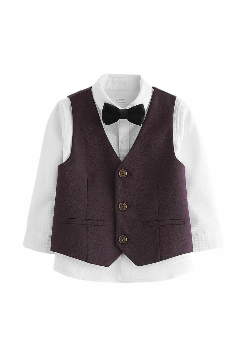 Gilet viola a fantasia con tre bottoni marroni sopra una camicia bianca a maniche lunghe, abbinato a un papillon nero. Nessuna trama visibile.
