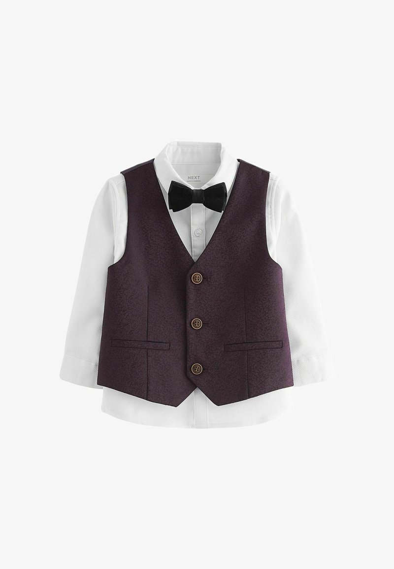 Un gilet violet à motifs avec trois boutons marron sur une chemise blanche à manches longues, associé à un nœud papillon noir. Pas de textures visibles.
