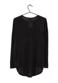 Černé tričko s dlouhým rukávem vyrobené z lehké látky, s kulatým výstřihem a mírně zakřiveným lemem. Visí na černém háčku.